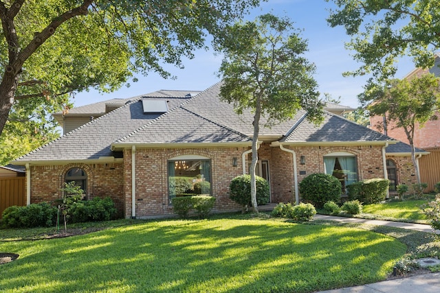 view of front of home featuring a front lawn