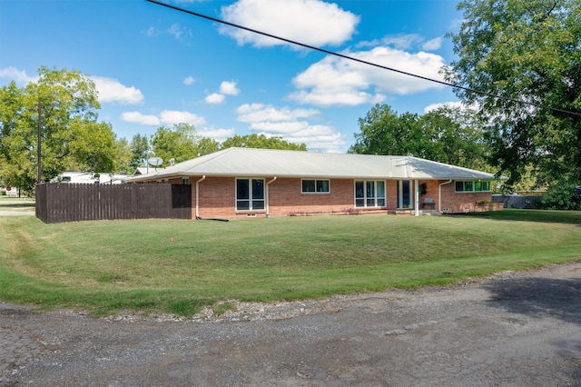 single story home featuring a front lawn