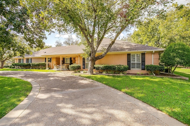 single story home with a front lawn