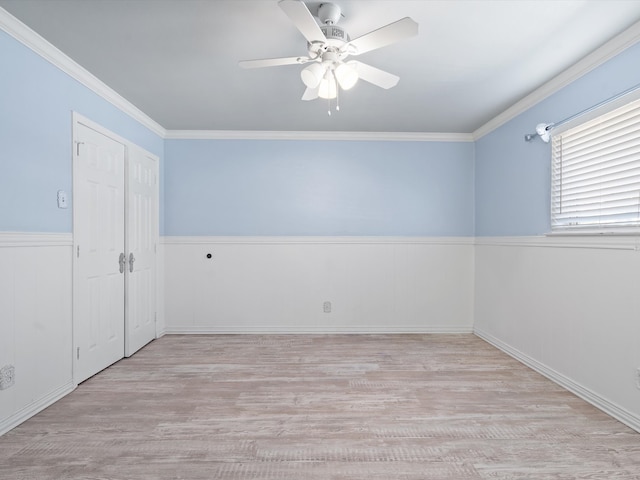 empty room featuring light hardwood / wood-style floors, ornamental molding, and ceiling fan