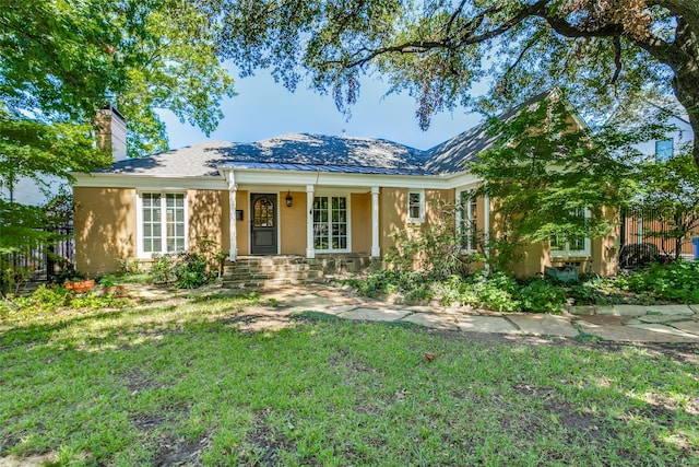 view of front facade featuring a front lawn