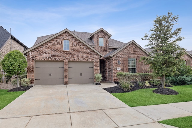 view of front property featuring a front yard