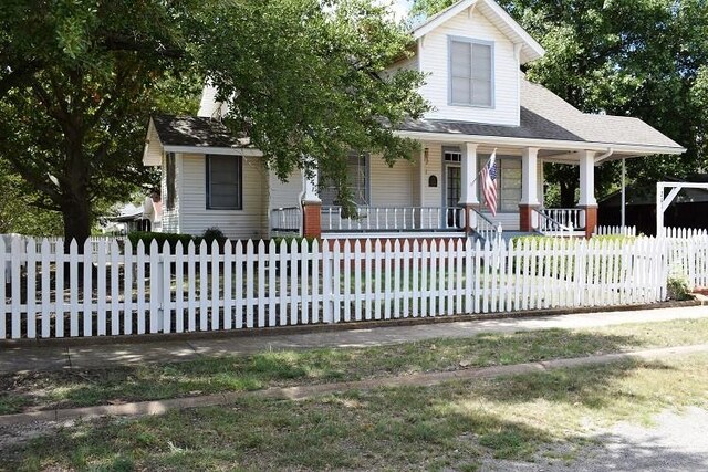 view of front facade featuring a porch