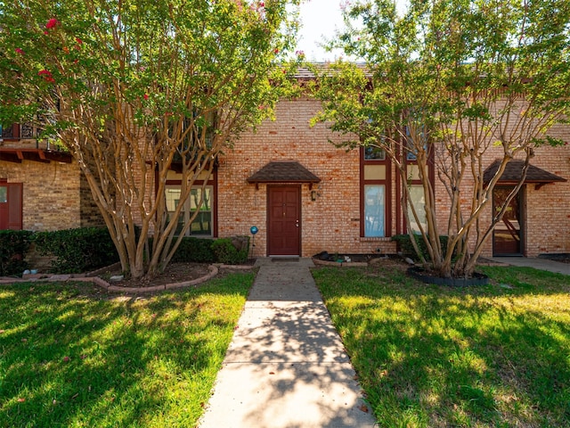 view of front facade featuring a front lawn