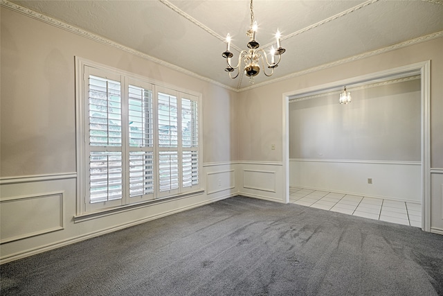 unfurnished room with crown molding, carpet floors, and a chandelier