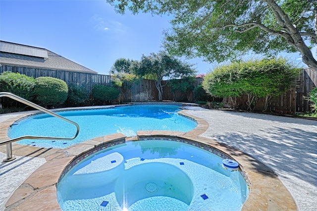 view of pool with an in ground hot tub and a patio area