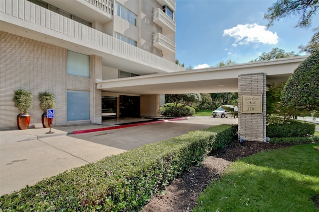 exterior space featuring a lawn