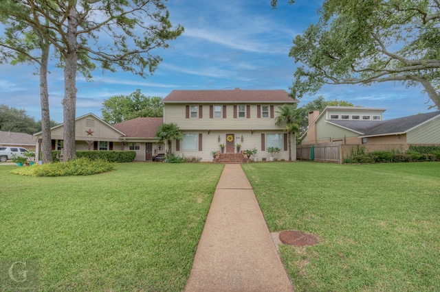 view of front of house featuring a front lawn