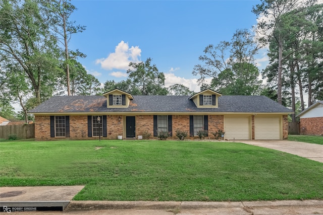 view of front of property featuring a front yard and a garage