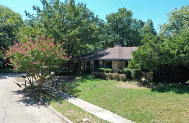 view of front of house featuring a front lawn