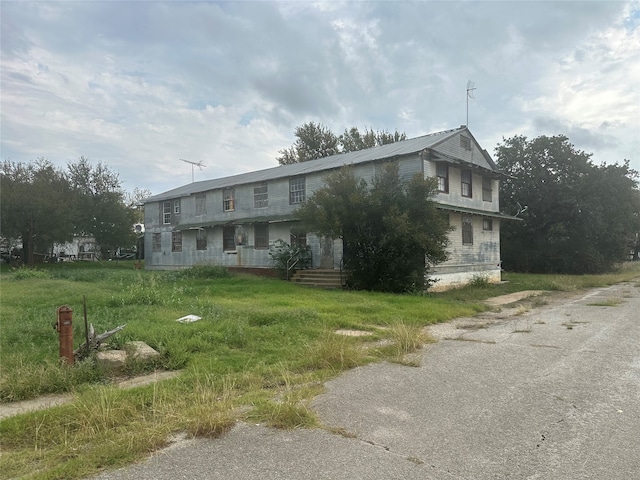 view of front of property with a front yard