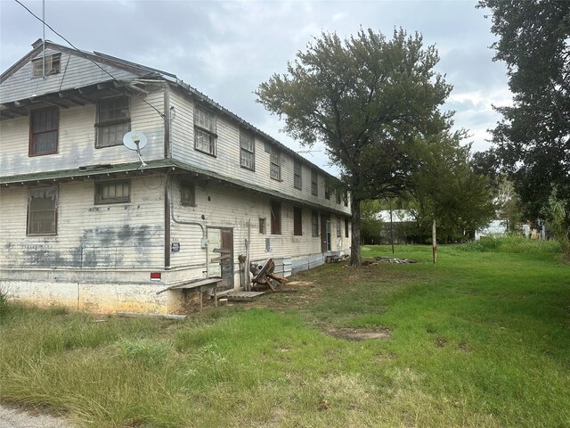 view of side of property featuring a yard