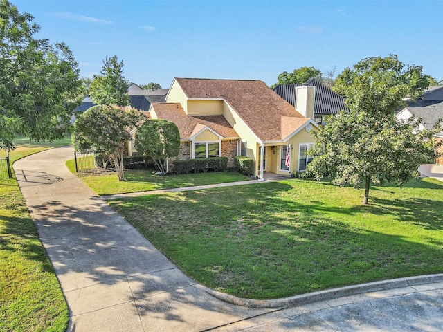 view of front of home featuring a front lawn