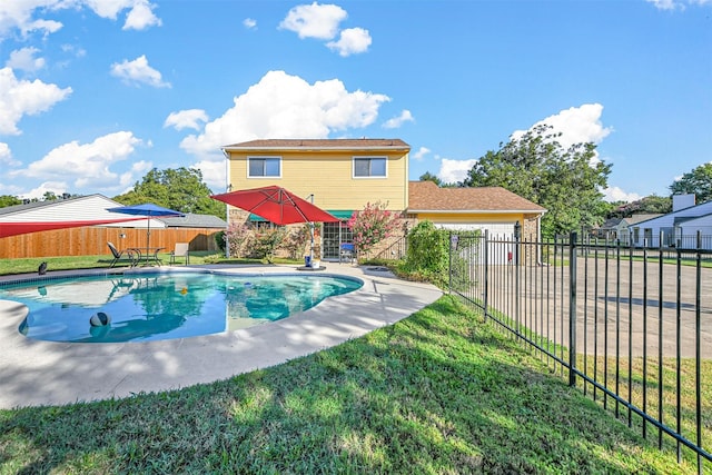 view of swimming pool with a yard