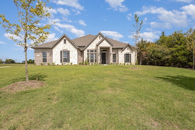 view of front facade with a front lawn