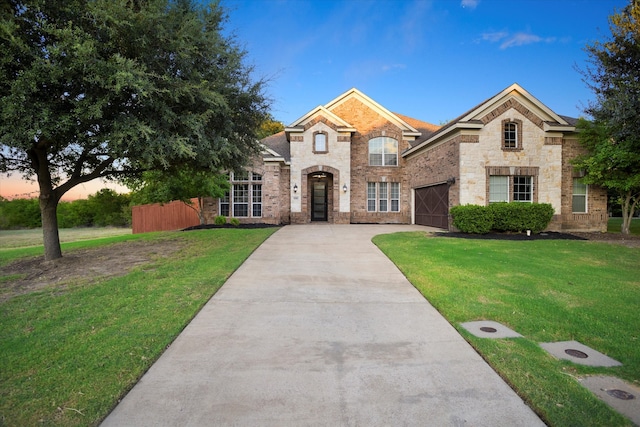 view of front of house featuring a yard