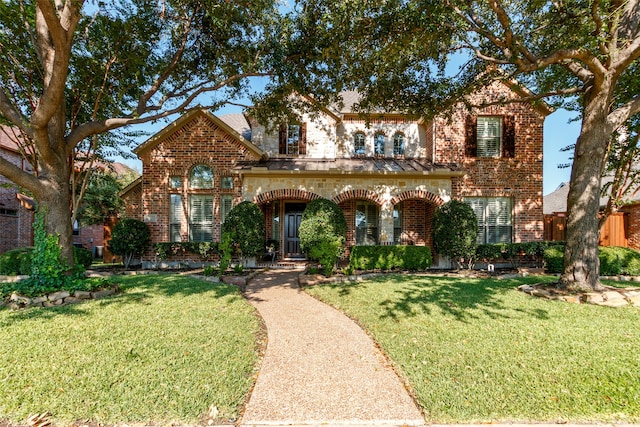 view of front facade featuring a front yard