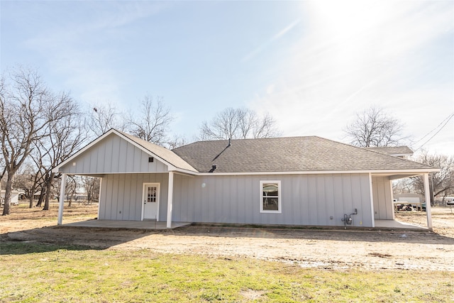 view of front of home featuring a patio and a front lawn