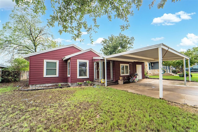 view of front of house featuring a front lawn