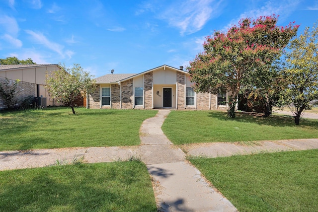 view of front of home featuring a front lawn