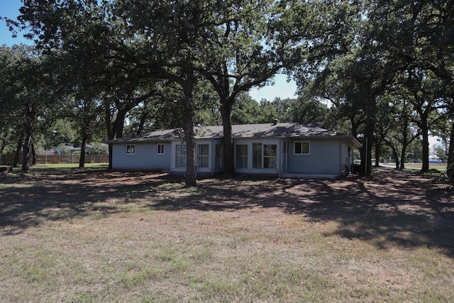 view of front of house featuring a front lawn