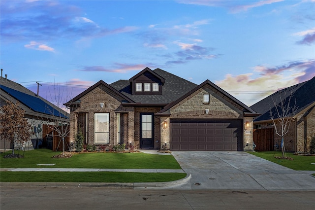 view of front of house featuring a yard and a garage