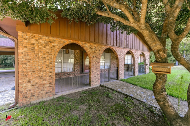 view of front facade featuring a front yard