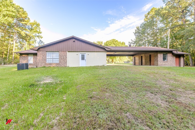 view of front of home featuring a front lawn and central AC unit