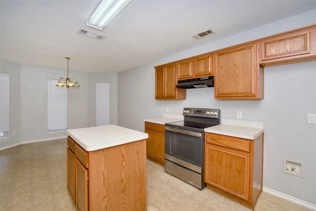 kitchen featuring a notable chandelier, hanging light fixtures, electric range, and a kitchen island