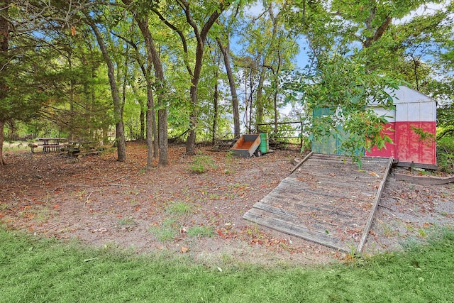 view of yard with a shed