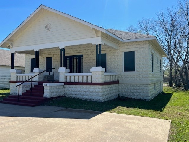 view of front of house featuring covered porch