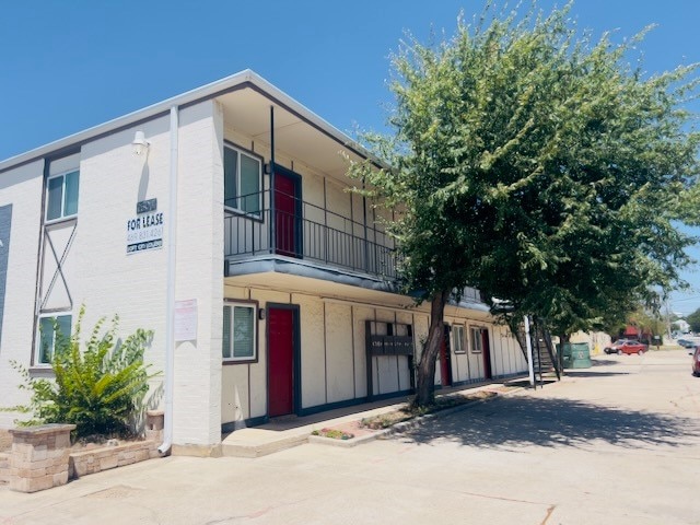 view of front of home featuring a balcony