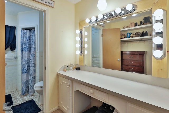 bathroom with vanity, toilet, and a shower with shower curtain