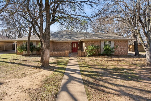 ranch-style home featuring a front lawn