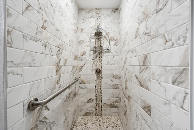 bathroom featuring tiled shower