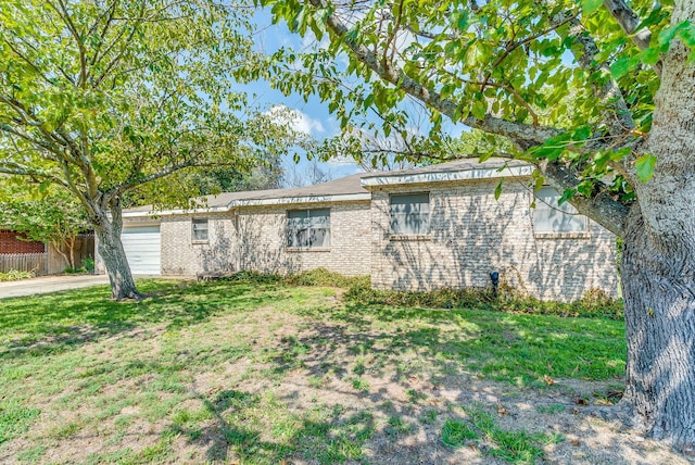 ranch-style home featuring a front lawn and a garage