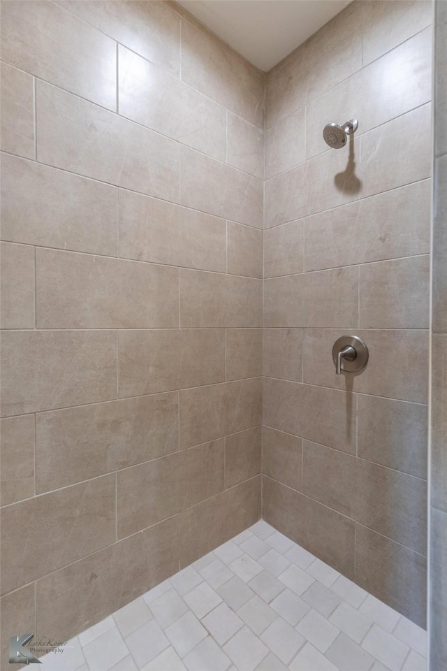 full bathroom featuring tiled shower