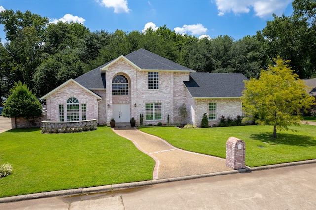 view of front of property featuring a front lawn