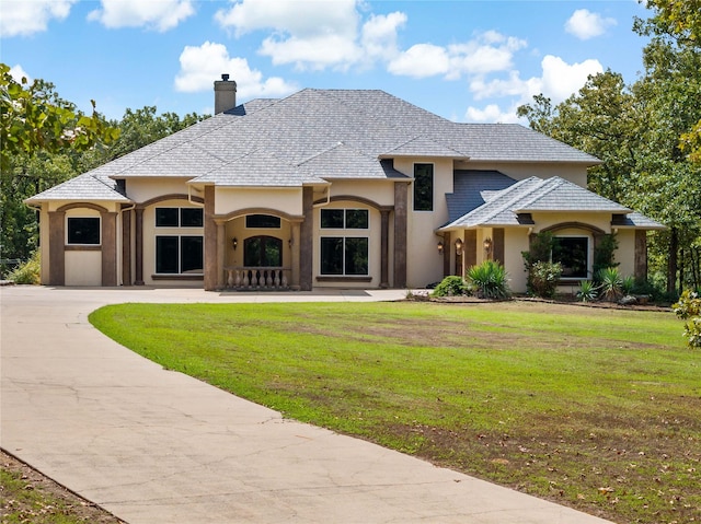 view of front of house featuring a front lawn