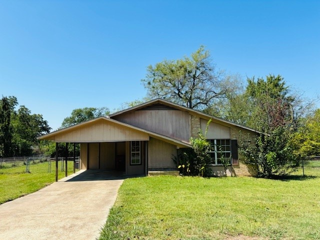 view of front of house featuring a carport and a front yard