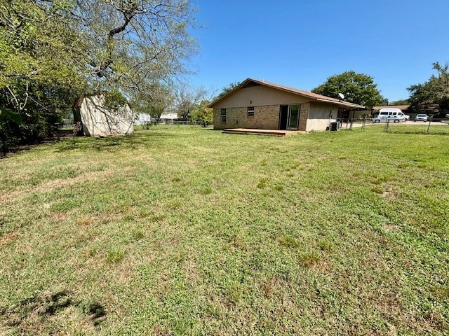 view of yard featuring a storage shed