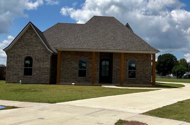 view of front of home with a front lawn