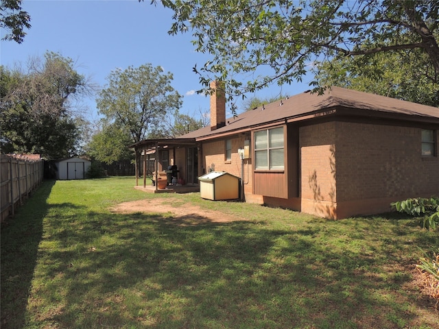 view of yard featuring a storage unit