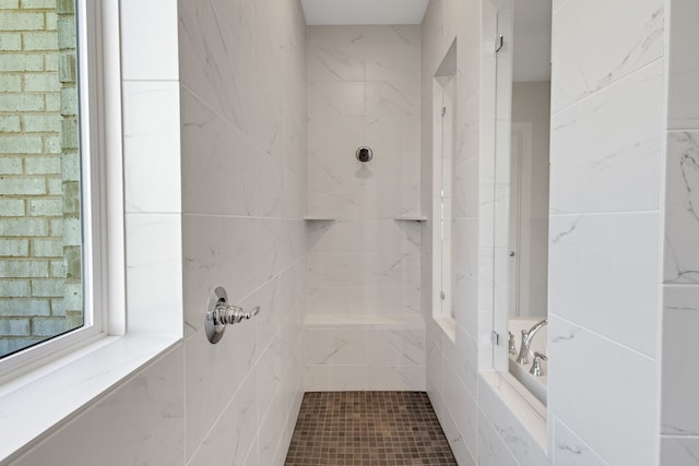 bathroom featuring a tile shower