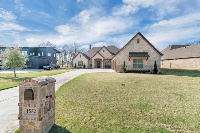 view of front facade with a front yard