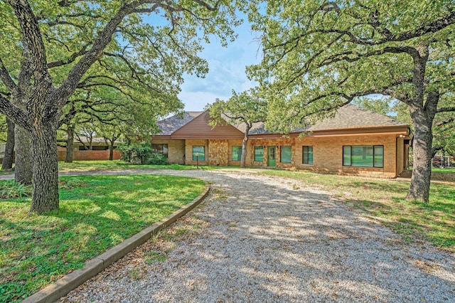 ranch-style home featuring a front lawn