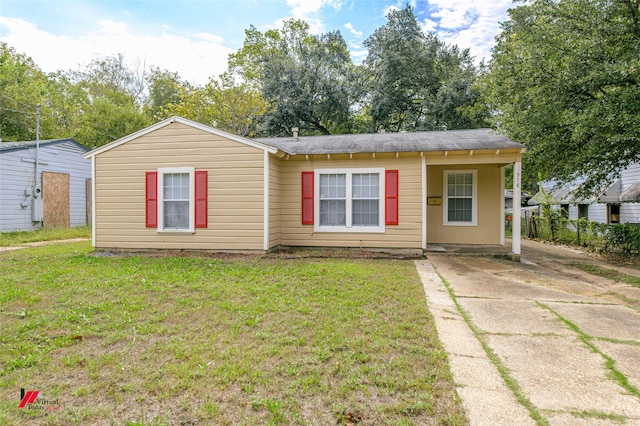 view of front of house featuring a front yard