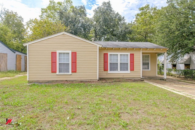 view of front of home with a front yard