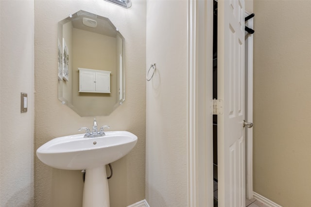 bathroom featuring sink