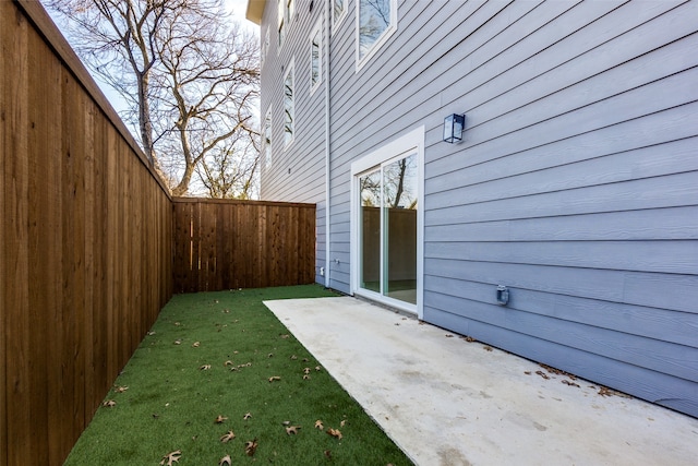 view of yard with a patio